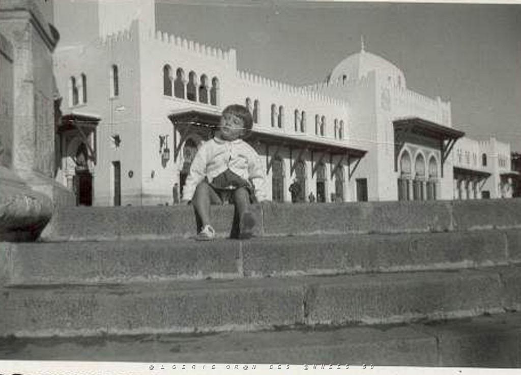 MICHELE DEVANT LA GARE.JPG